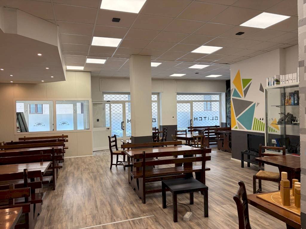 Interno non residenziale - Negozio via Quintino Sella, 1, Cuneo (zona Centro) - foto 2