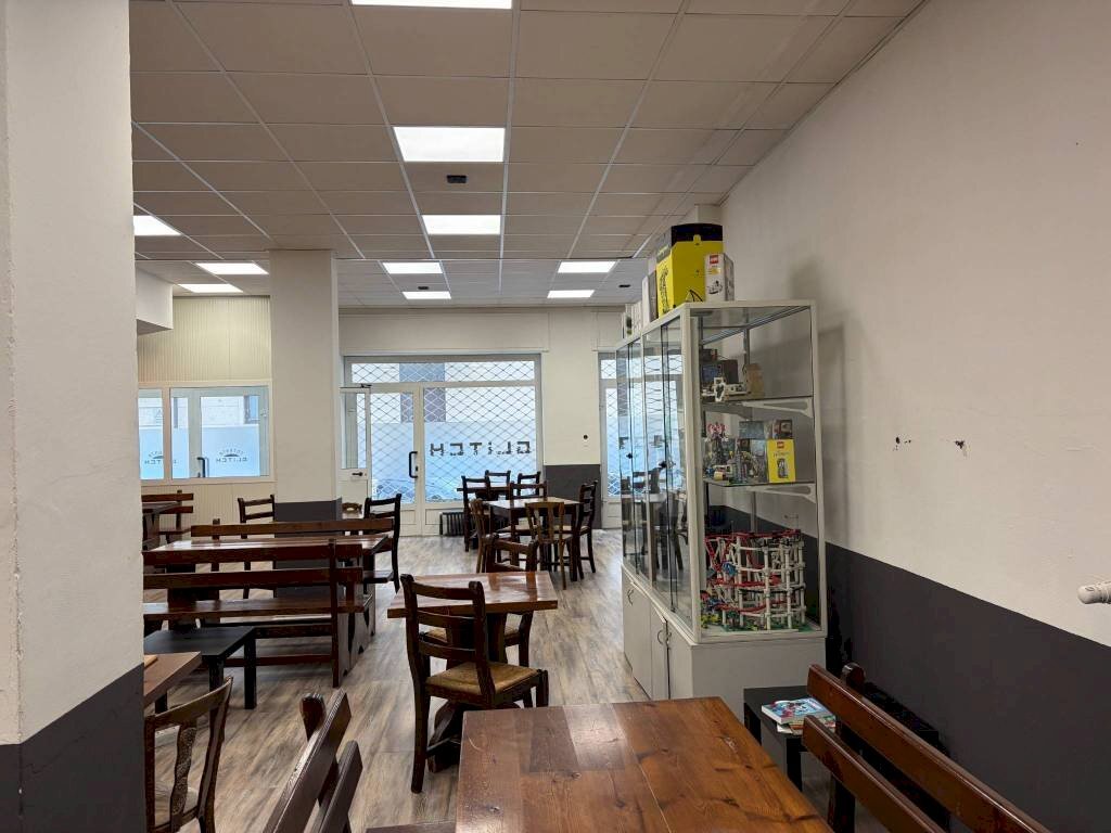 Interno non residenziale - Negozio via Quintino Sella, 1, Cuneo (zona Centro) - foto 3