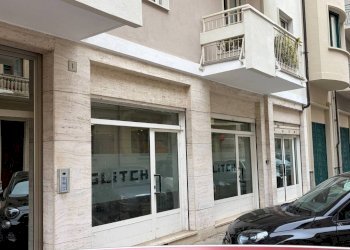 Facciata - Negozio via Quintino Sella, 1, Cuneo (zona Centro) - foto 25