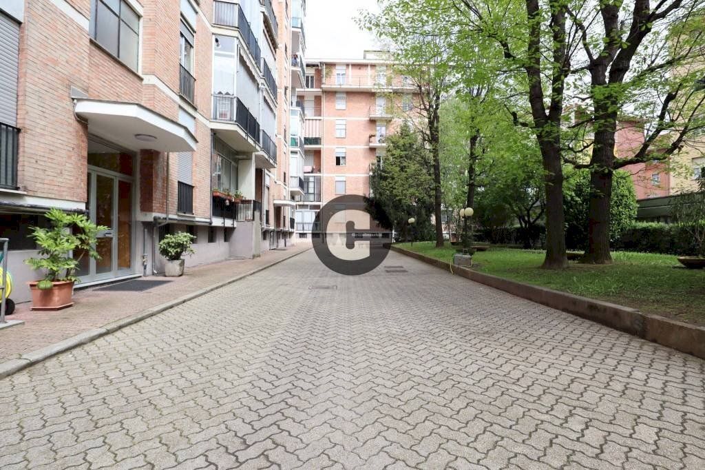 Cortile interno - Quadrilocale Lungo Po Alessandro Antonelli, 117/2, Torino (zona Vanchiglietta) - foto 2