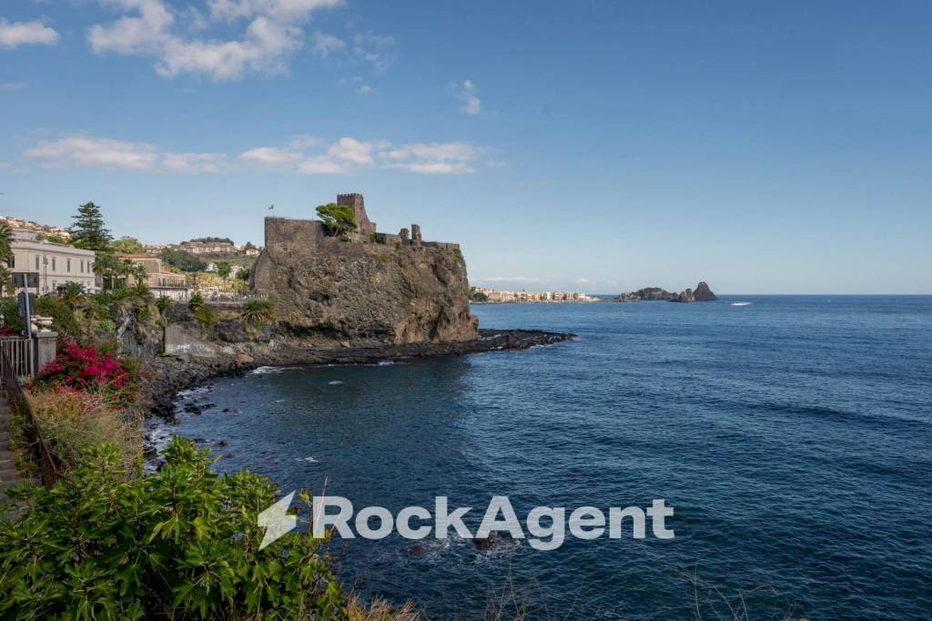 Vista - Casa indipendente via Vicario Nicolosi, 14, Aci Castello - foto 2
