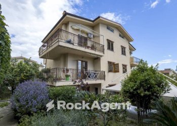 Facciata - Villa via dei Tulipani, 25, Soverato - foto 1