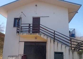 Facciata - Villa contrada Castiglione snc, Abriola - foto 2