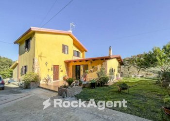 Facciata - Villa contrada Donnantona, 19, Borgia - foto 3