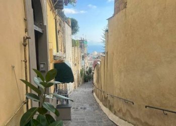 Cortile interno - Monolocale salita del Petraio, Napoli (zona Vomero) - foto 1