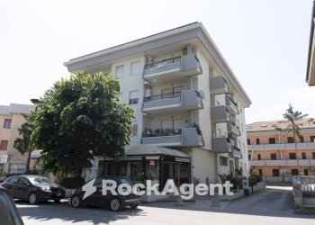 Facciata - Appartamento via Giuseppe Mazzini, 108, Alba Adriatica - foto 1