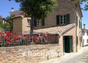 Facciata - Villa via Mura, 6, Fratte Rosa - foto 2