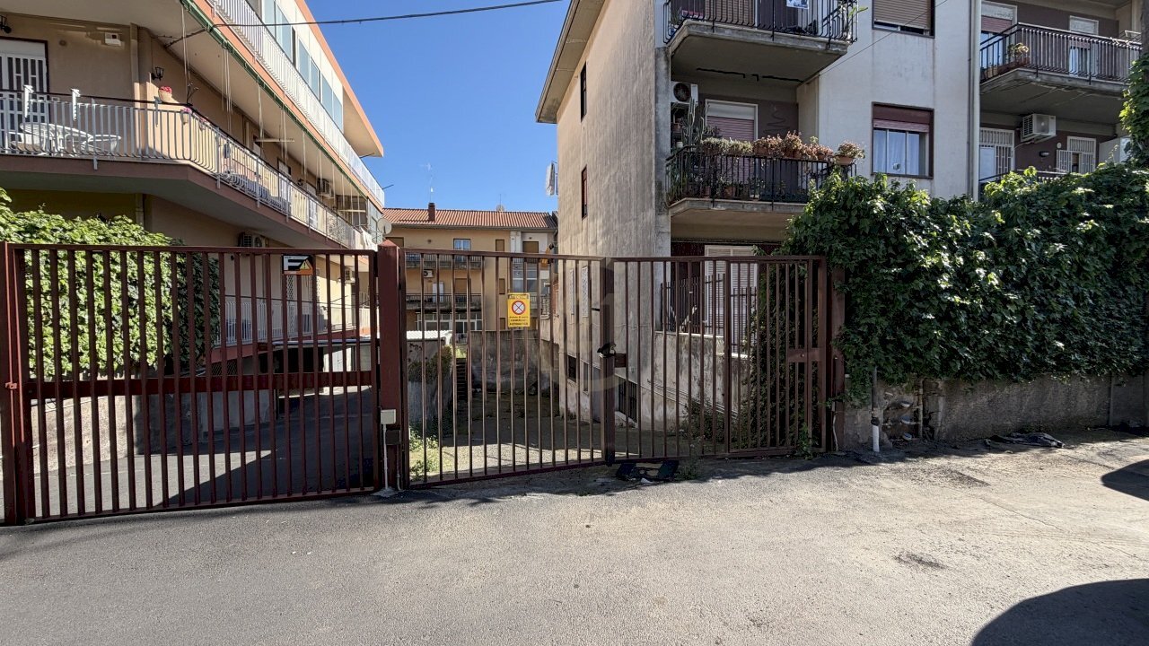 esterno - Magazzino Via Giuseppe Verdi 12, Mascalucia - foto 1