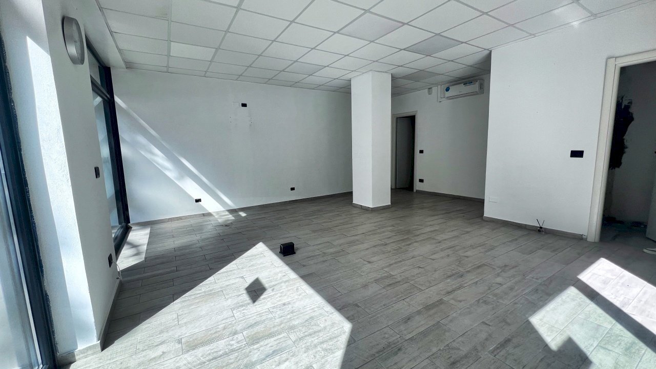 IMG_1997.jpeg - Locale Commerciale Corso Tardy e Benech 26 R, Savona - foto 1