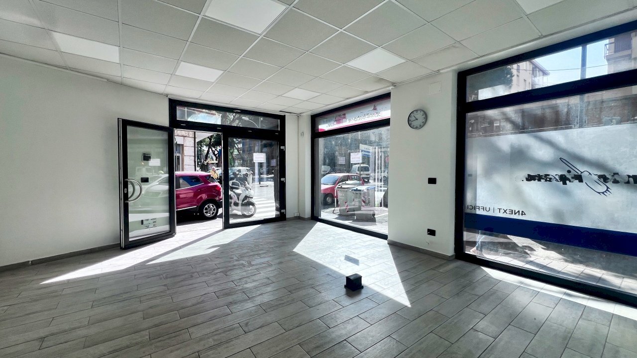 IMG_1999.jpeg - Locale Commerciale Corso Tardy e Benech 26 R, Savona - foto 3