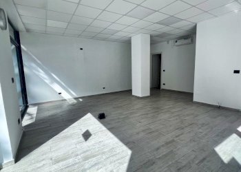 IMG_1997.jpeg - Locale Commerciale Corso Tardy e Benech 26 R, Savona - foto 1