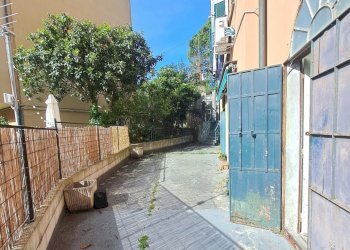 magazzinodue.jpg - Magazzino Via S. Schiaffino 65r, Genova (zona Quarto) - foto 3