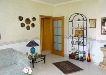 2.JPG - Quadrilocale Via Antonino Corsaro 8, Camporotondo Etneo - foto 2