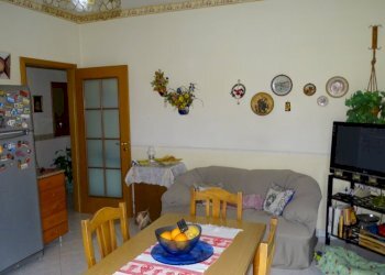 4.JPG - Quadrilocale Via Antonino Corsaro 8, Camporotondo Etneo - foto 4