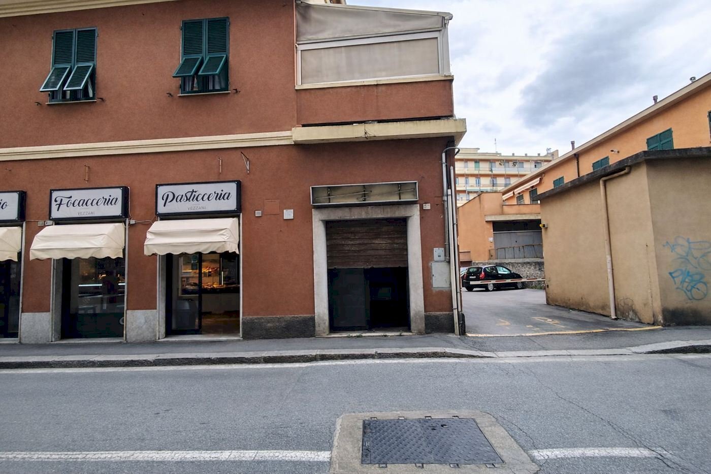 Locale Commerciale via Vezzani, Genova (zona Rivarolo) - foto 1