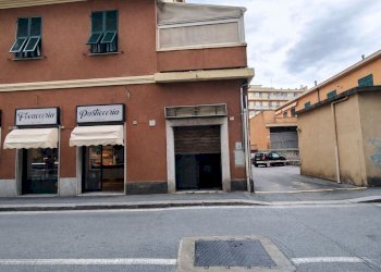 Locale Commerciale via Vezzani, Genova (zona Rivarolo) - foto 1