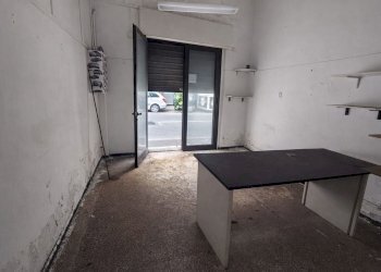 Locale Commerciale via Vezzani, Genova (zona Rivarolo) - foto 4