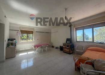 Sala da pranzo - Villa strada comunale segreta
 
61, Belpasso - foto 15