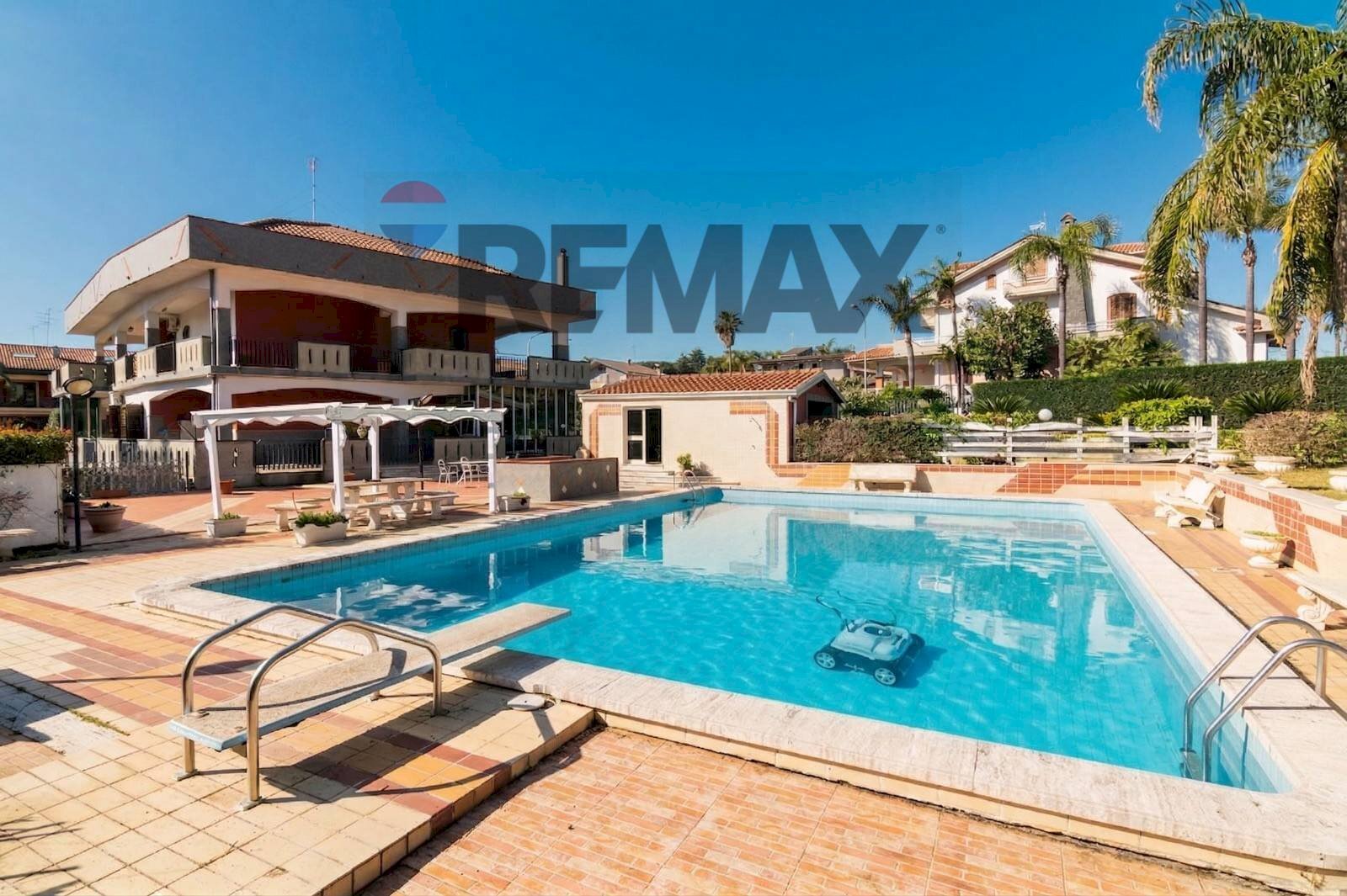 Piscina - Villa via Giovanni Pascoli
 
12, Aci Sant'Antonio - foto 2