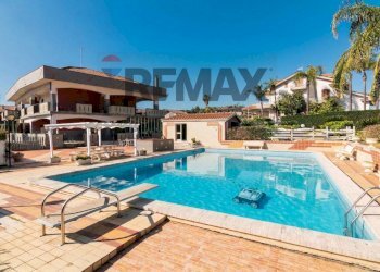 Piscina - Villa via Giovanni Pascoli
 
12, Aci Sant'Antonio - foto 2