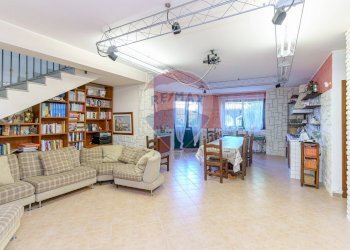 Sala da pranzo - Villa Tropea
 
13-9, Aci Sant'Antonio - foto 50