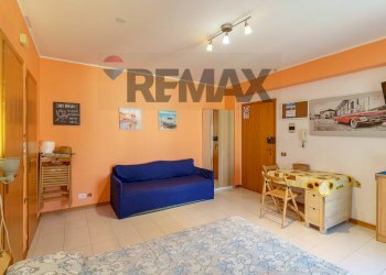 Sala da pranzo - Monolocale Via Spiaggia
 
117, Mascali - foto 4