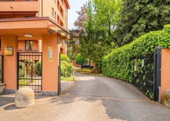 INGRESSO PASSO CARRAIO - Box VIA MILANO
 
33, Cesano Boscone - foto 1