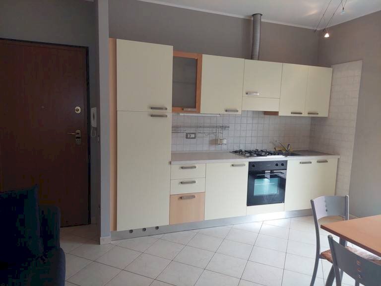 Cucina - Bilocale via Luigi Cadorna, Alba - foto 3