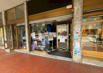 Facciata - Negozio via Roma, 24, Perosa Argentina - foto 1