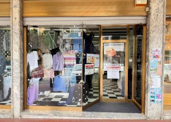 Facciata - Negozio via Roma, 24, Perosa Argentina - foto 2