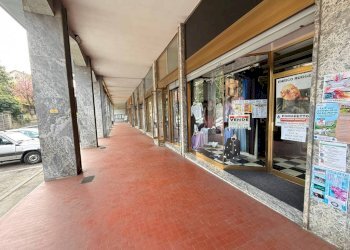 Facciata - Negozio via Roma, 24, Perosa Argentina - foto 3