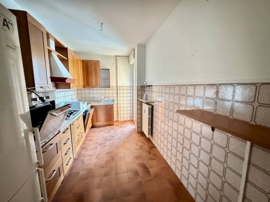 Cucina - Appartamento piazza Ferdinando Avogadro di Collobiano, 6, Vigliano Biellese - foto 3