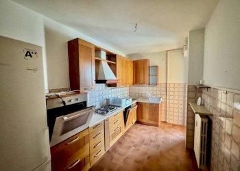 Cucina - Appartamento piazza Ferdinando Avogadro di Collobiano, 6, Vigliano Biellese - foto 8