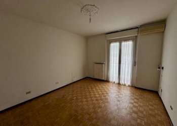 Camera da letto - Appartamento piazza Ferdinando Avogadro di Collobiano, 6, Vigliano Biellese - foto 23