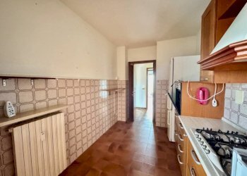 Cucina - Appartamento piazza Ferdinando Avogadro di Collobiano, 6, Vigliano Biellese - foto 8