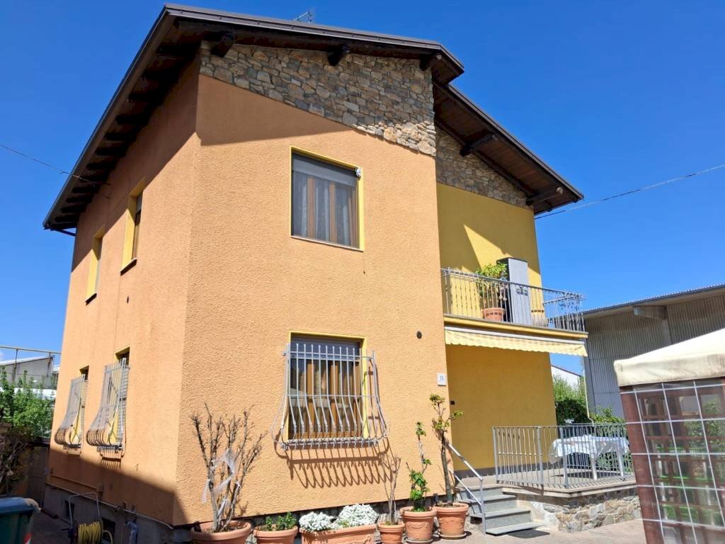 Facciata - Trilocale via Vecchia di Cuneo, 11, Borgo San Dalmazzo - foto 1