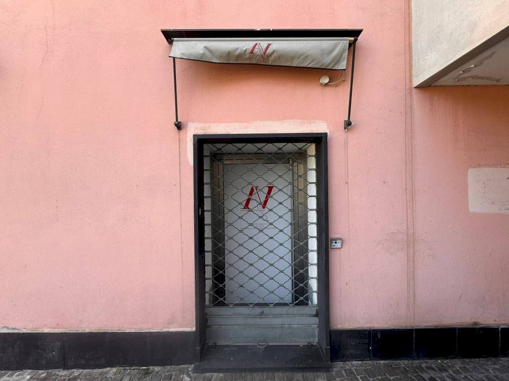 Facciata - Negozio via Caprera, 7r, Genova (zona Quarto) - foto 1