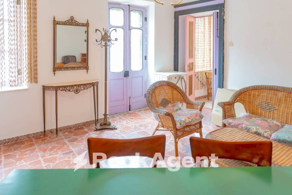 Salone - Appartamento via Collina Forni, 38, Montaldo Scarampi - foto 1