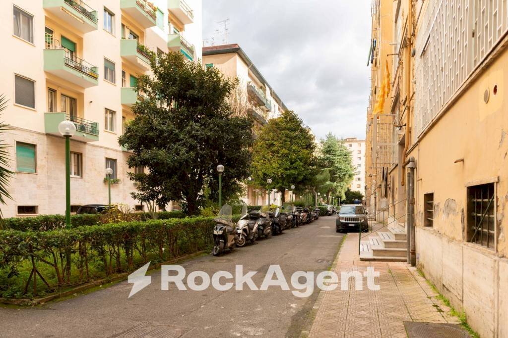 Zona - Quadrilocale viale di Augusto, 62, Napoli (zona Fuorigrotta) - foto 1