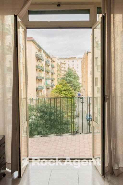 Veranda - Quadrilocale viale di Augusto, 62, Napoli (zona Fuorigrotta) - foto 2