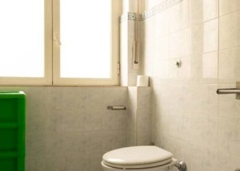 Bagno - Quadrilocale viale di Augusto, 62, Napoli (zona Fuorigrotta) - foto 9
