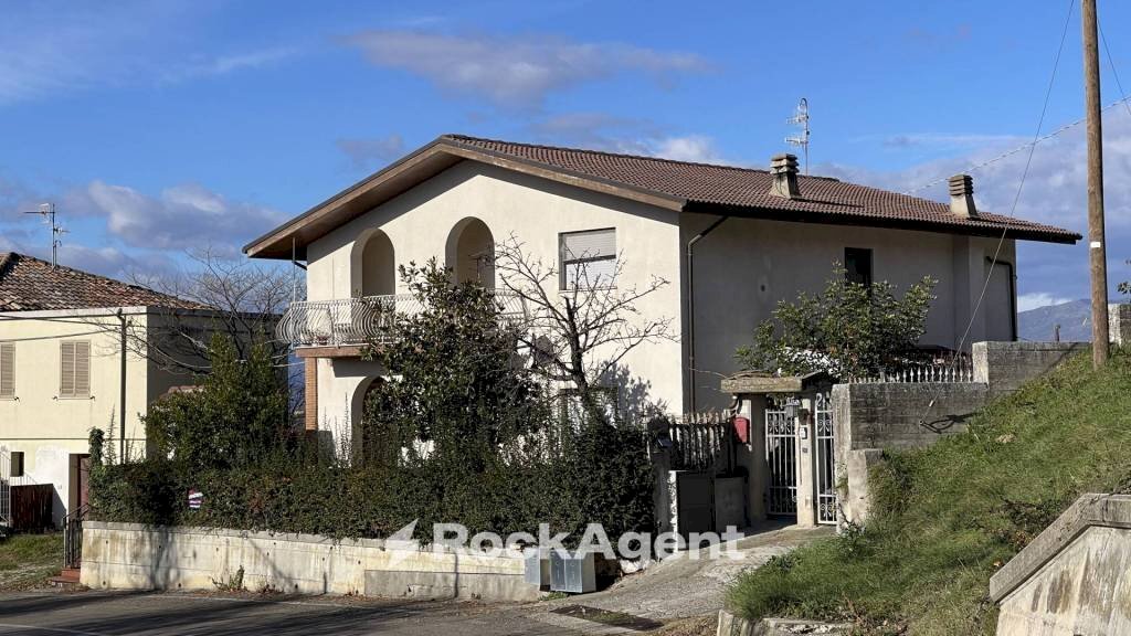 Facciata - Villa contrada Feudo da Sole, 23, Basciano - foto 1