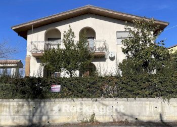 Facciata - Villa contrada Feudo da Sole, 23, Basciano - foto 3