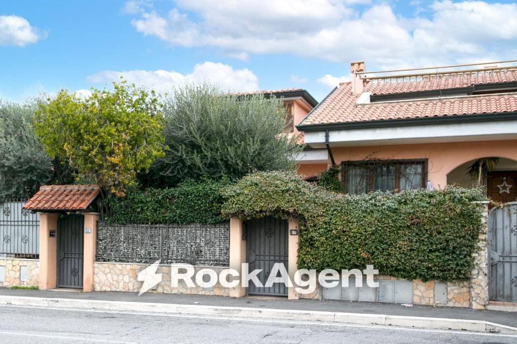 Facciata - Villa a Schiera viale Valle dell'Aniene, Guidonia Montecelio - foto 1