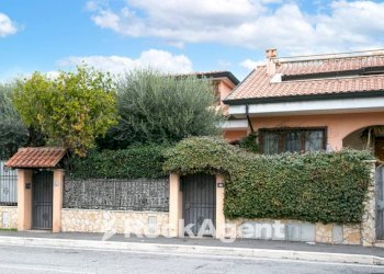 Facciata - Terraced Villa viale Valle dell'Aniene, Guidonia Montecelio - photo 2