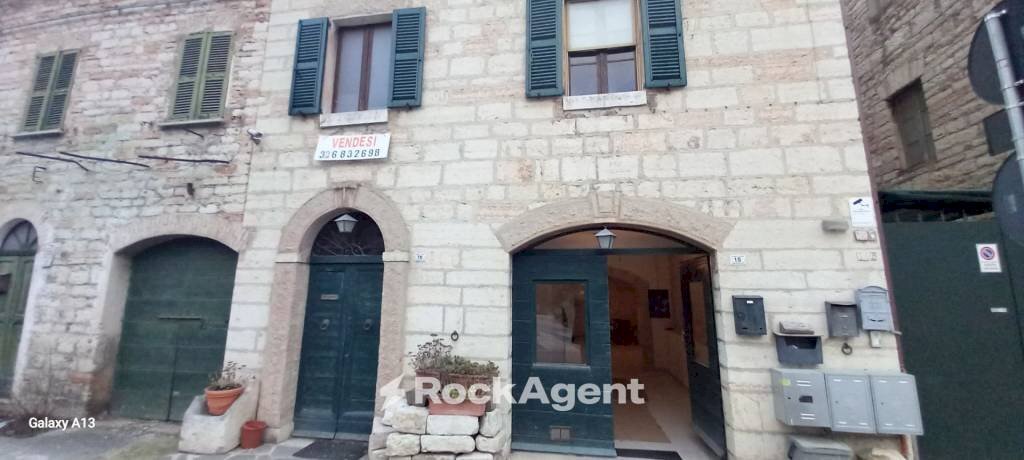 Facciata - Negozio via Camponocecchio 15, Genga - foto 1