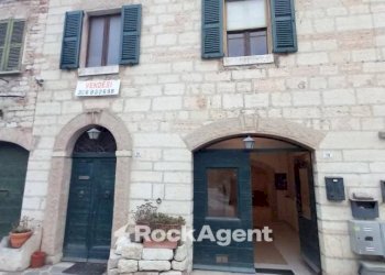 Facciata - Negozio via Camponocecchio 15, Genga - foto 1