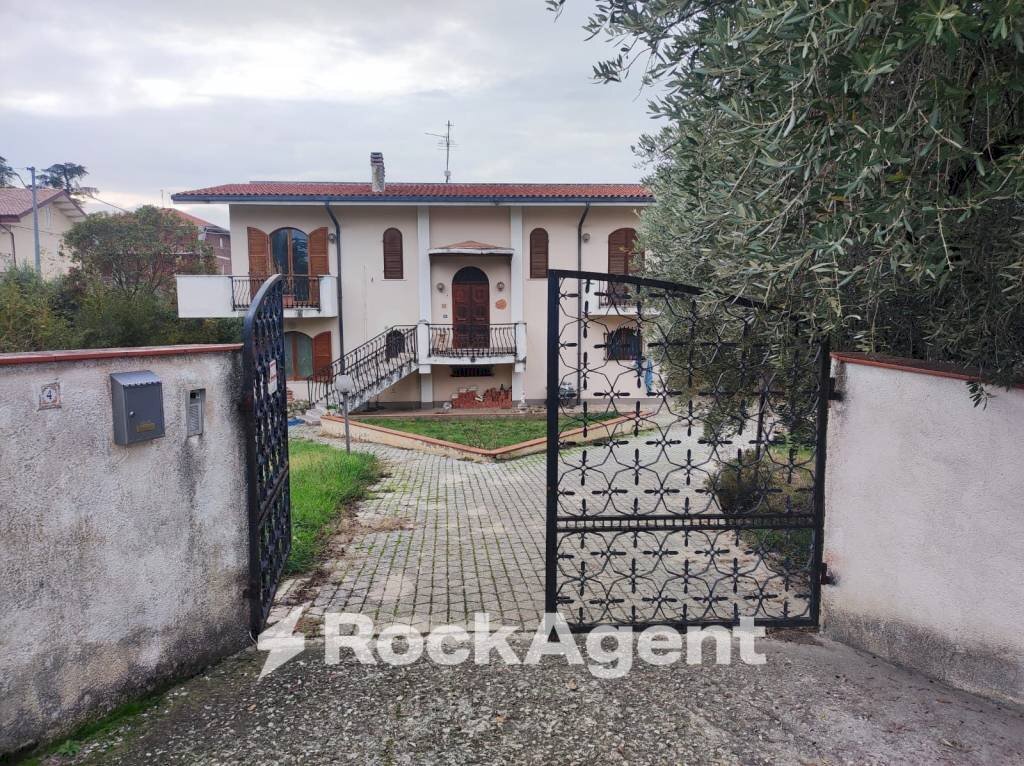 Ingresso - Villa via G. D'Annunzio, 4, Catignano - foto 2