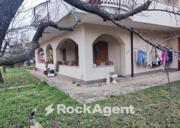 Facciata - Villa via G. D'Annunzio, 4, Catignano - foto 12