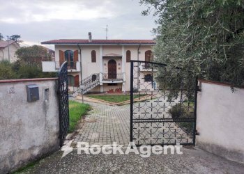 Ingresso - Villa via G. D'Annunzio, 4, Catignano - foto 1